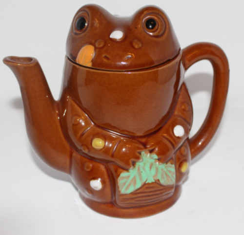 dirtshrines - vintage frog teapots