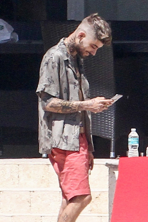 keepingupwithzayn - Zayn at his rented home in Miami on March 13,...