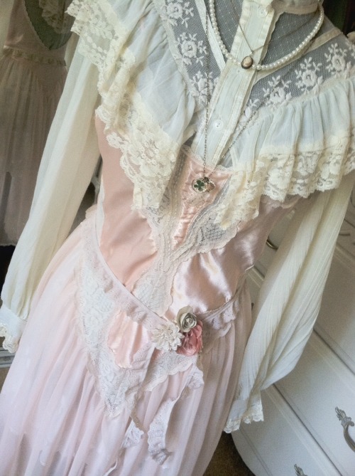 darlingamidala - I found this lovely negligee at a thrift shop...
