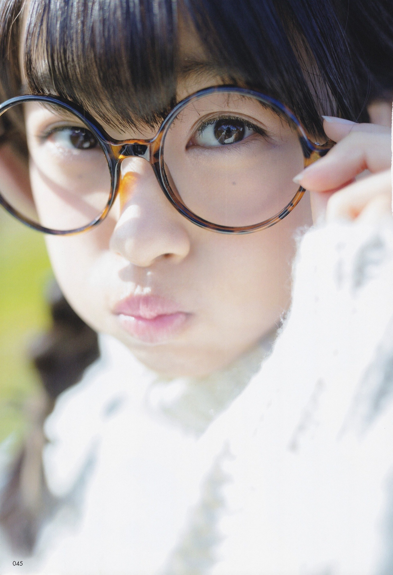 べっ甲の丸い大きなメガネをかけている原田葵の画像
