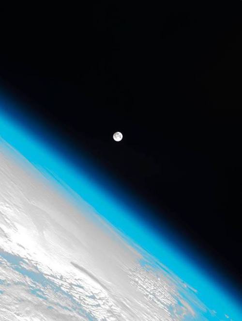 space-pics - Spectacular view of the moon from the ISS [725 x...