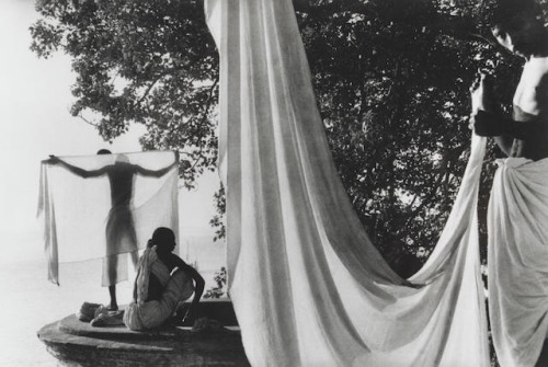 zzzze - MARC RIBOUDAfter bathing in the Ganges, Varanasi,...