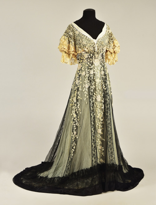 Dress of Consuelo Vanderbilt attributed to Callot Soeurs ca....