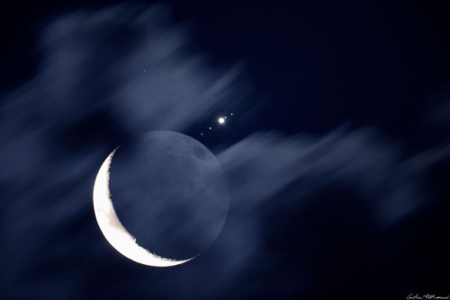 traverse-our-universe - Moon and Company (APOD/NASA)Glowing...