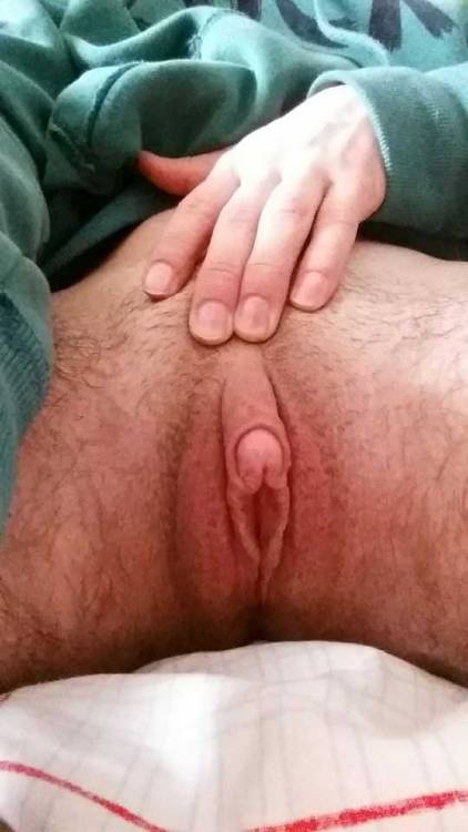ftm-kinkboy:Horny af..Someone wants to help a guy out?...