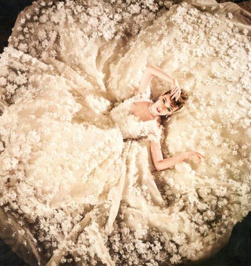 Falling for youELIE SAAB Bridal Ready-to-Wear Fall 2018 for...