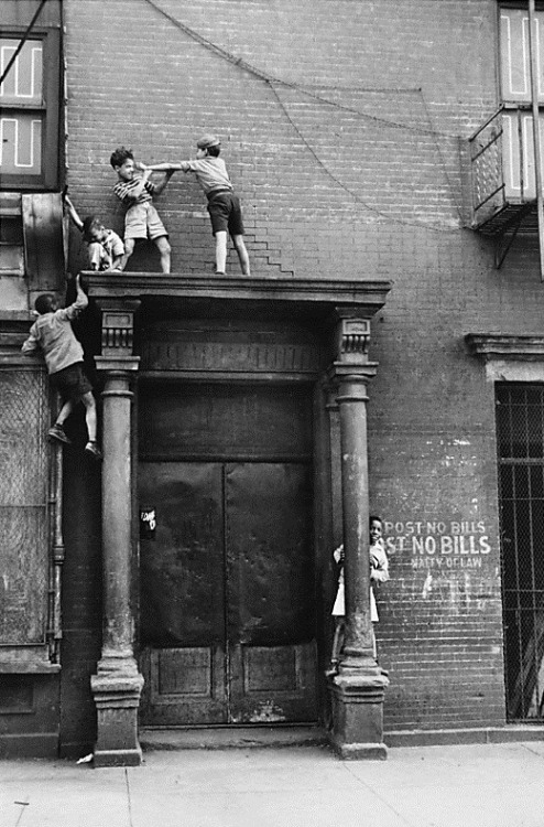 birdsong217:Helen Levitt. Kids playing over doorway, New York...