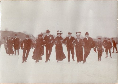 vint-agge-xx:1900’ Ice Skating