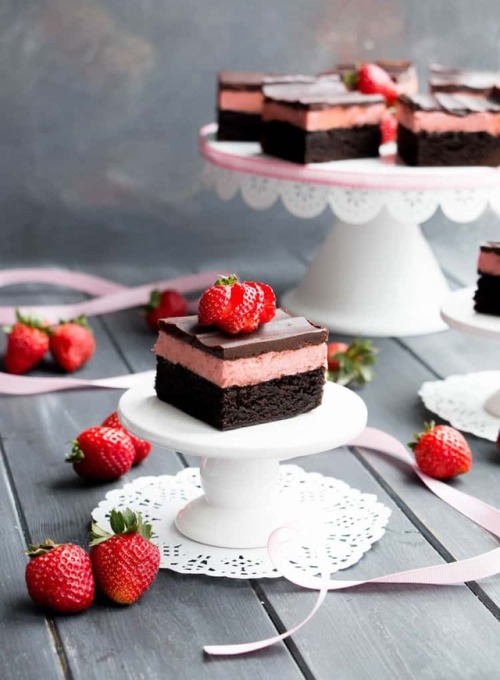 sweetoothgirl:Strawberry Cheesecake Truffle Brownies