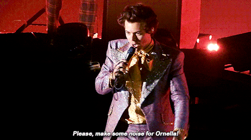 thestylesgifs - Harry introducing Mitch in Milan, Italy - 2/04