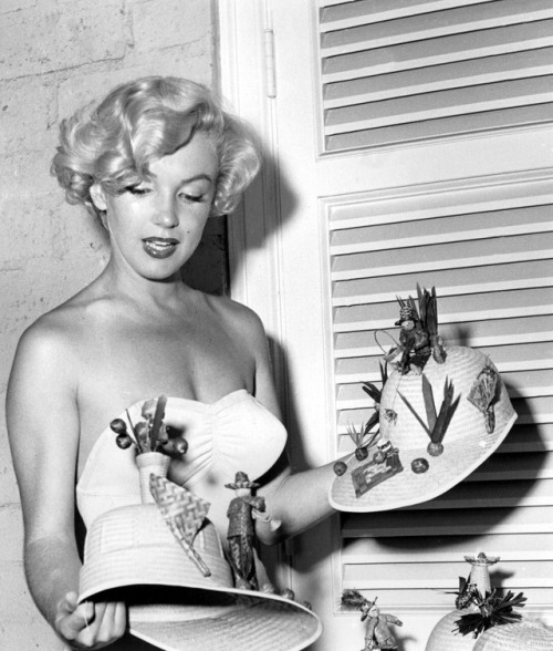 talesfromweirdland:Marilyn Monroe admiring Easter bonnets...