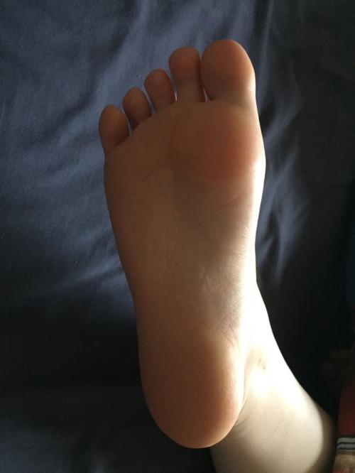 ellessexyfeet:Fresh morning feets