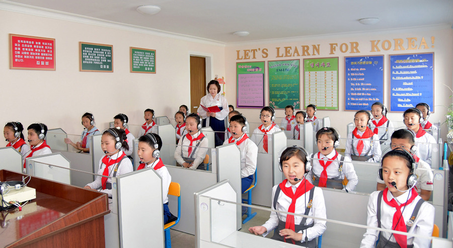Один день северокорейских пионеров из школы Чанджон дружно, класс, Чтобы, направляется, местный, походом, заканчивается, ракетуУчебный, например, собрать, палок, можно, музей, говна, количества, какого, знать, детства, самолетов, танком