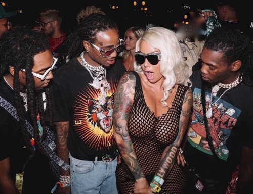 thisiselliz - amber taking a pic while migos looking at her...