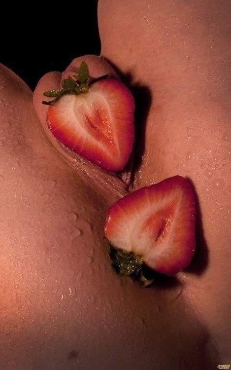 schaun-mer-mal:littlemisslusty:Care for some strawberries?...
