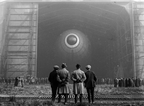 semioticapocalypse - К. Humphrey. The British airship R33 sits...