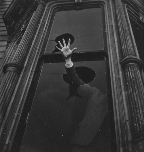 inritus - The Cry, 1939. Photographed by John Gutmann.