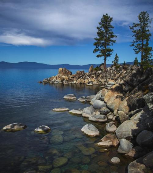 amazinglybeautifulphotography:The rocky east shore of Lake...