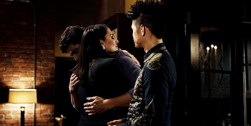 alec-magnvs - Maryse hugging Alec and Magnus in Shadowhunters...