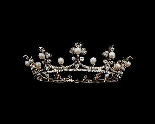 shewhoworshipscarlin - Tiara owned by the Countess of Flanders,...
