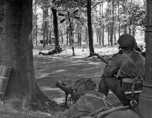 demdeutschenvolke - British Paratroopers during Operation Market...