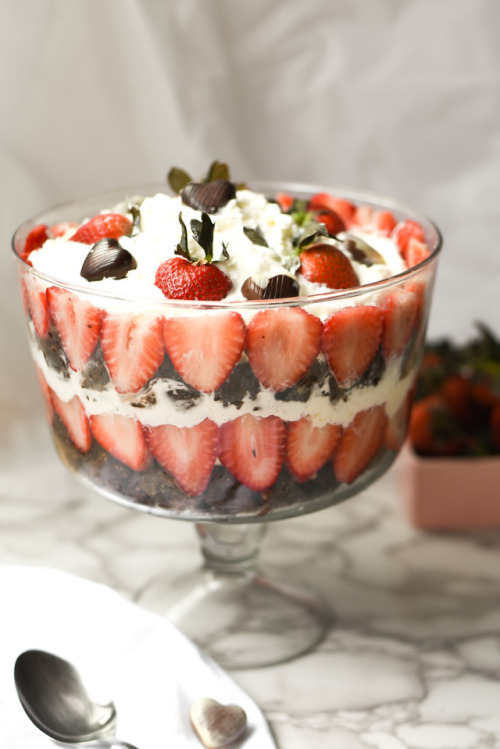 guardians-of-the-food - Strawberries and Cream Fudge Brownie...