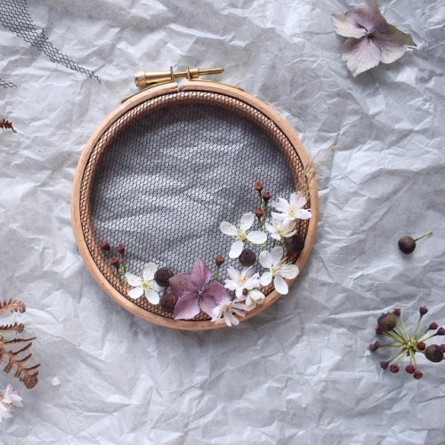 littlealienproducts - Floral Wreath Embroidery by Olga...