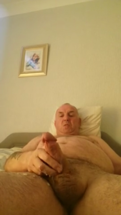 xover60enni - kingisbacktotown - Horny daddy big cock from UK...