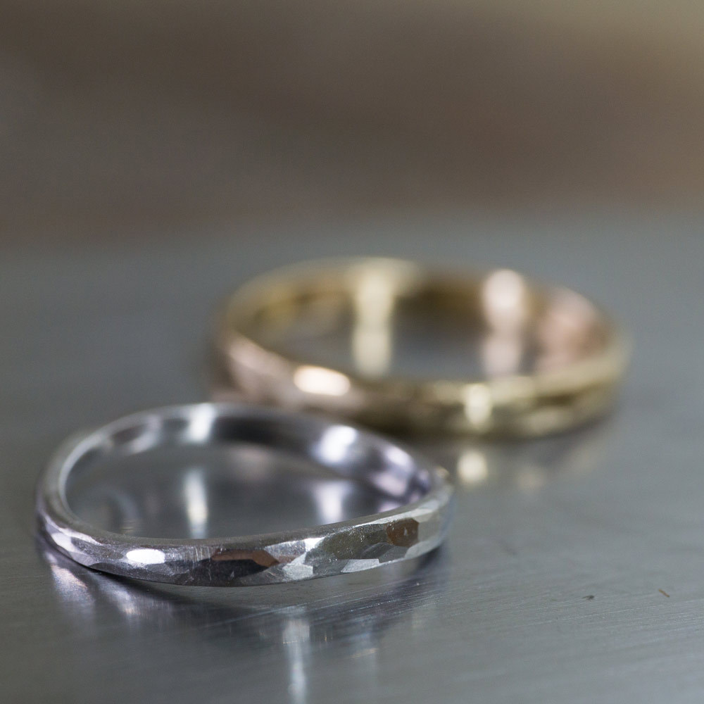 プラチナリング、ゴールドリング、　作業台の上　屋久島でつくる結婚指輪