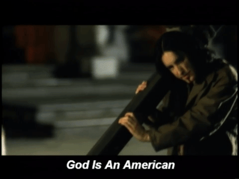Escena final del video "I'm Afraid of Americans" 