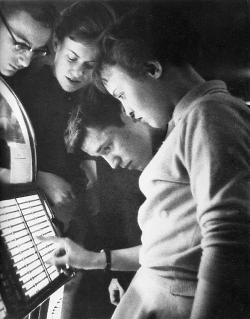 wehadfacesthen - Teenagers choosing a song on the juke box, 1950′s