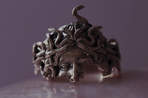 elayesildogan - Medusa fragment ring by Sofia Ajram 