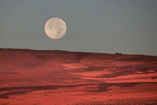 Here’s an amazing pic of the first supermoon of 2018 from Hawaii Volcanoes National Park. This photo of the full moon over Mauna Loa was taken 400mm telephoto lens from Volcano House shortly after sunrise. Did you see the supermoon? Photo by...