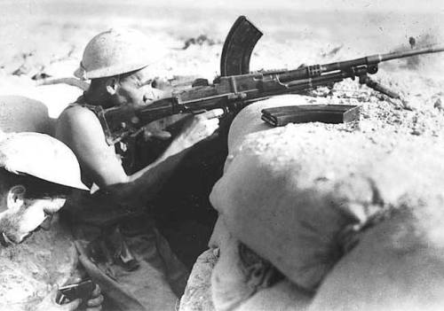 warhistoryonline - Australian troops in a foxhole with Bren gun...
