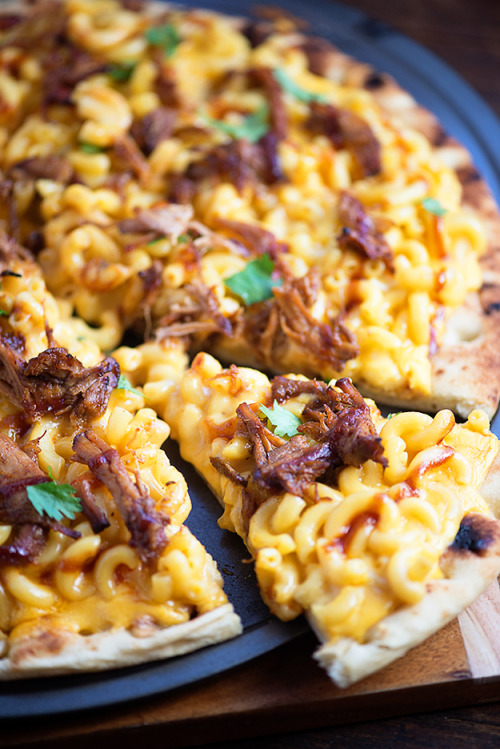 recipehouse - (via Pulled Pork Mac and Cheese Pizza from Buns In...