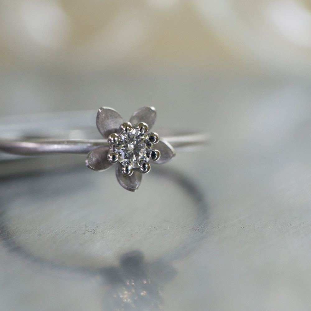 お花の指輪　クローズアップ　プラチナ、ダイヤモンド　屋久島でつくる結婚指輪