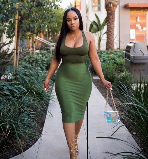 She rocking that green ,so sexy