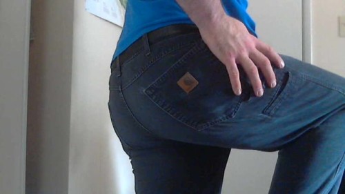 br0kenbox:Me and my awesome Carhartt pants.