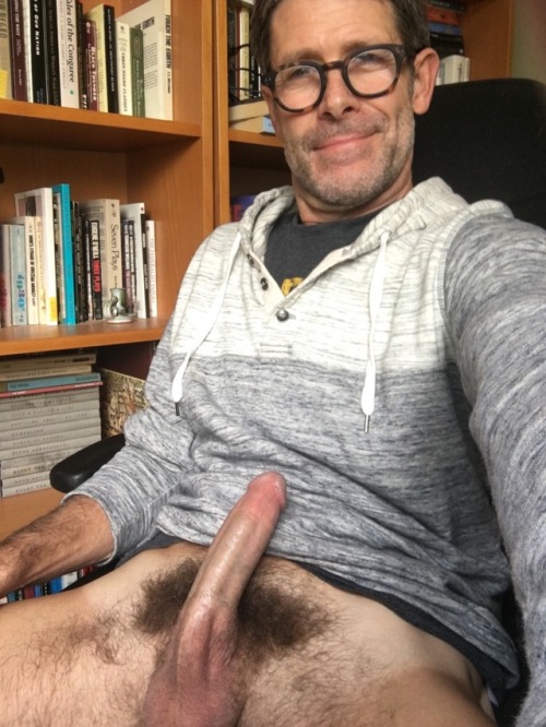 Love a sexy real man who lets us look at his throbbing cock ;-)
he makes my mouth water