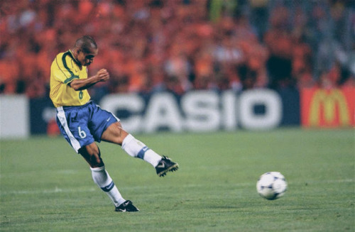 greatsofthegame - Roberto Carlos and The ‘Impossible’ Free...