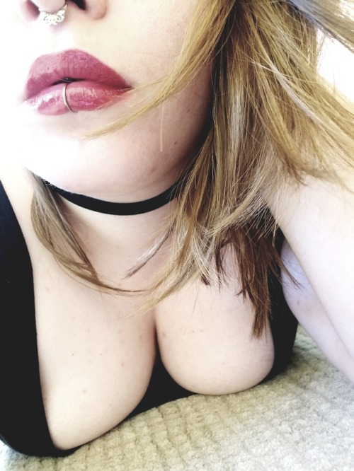 allabouteve1078:Play with me!Hottest half-open mouth and tits...