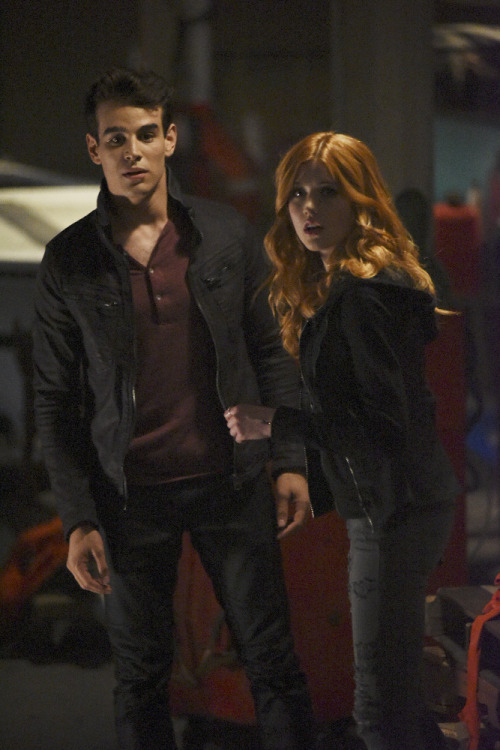 FIRST LOOK PHOTOS FROM SHADOWHUNTERS 2X01 “THE GUILTY BLOOD”