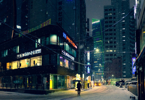 rjkoehler - Walking home through downtown Seoul in the snow.