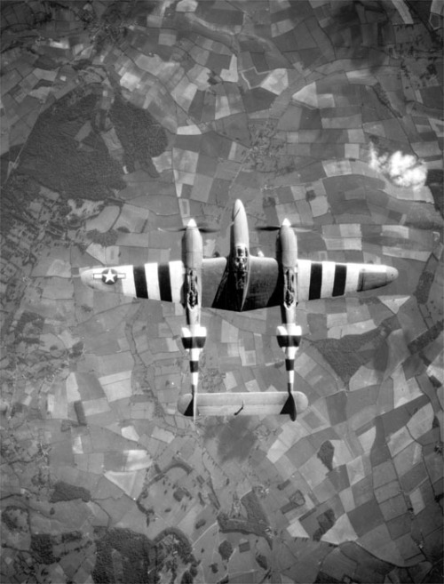 julietteandthejet - Top view of a P-38 Lightning aircraft in...