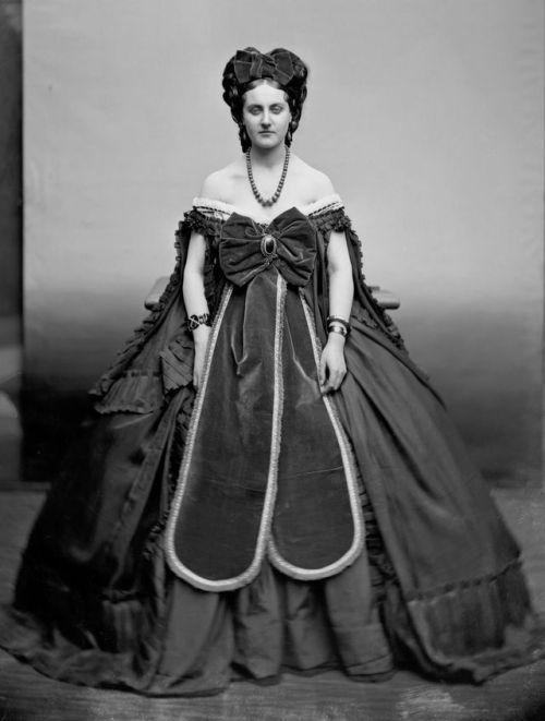 m-a-r-b-r-e-n-o-i-r:1870s (?) Countess Castiglioni by Pierre...