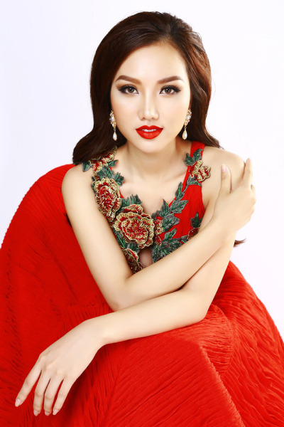 Hoàng Thu Thảo tự tin khoe nhan sắc xinh đẹp, vóc dáng thon gọn trong những bộ trang phục dạ hội mang tông màu đỏ chủ đạo.http://vui.nguontin.net