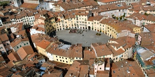 Imagen aérea de Lucca Italia con evidencia del anfiteatro romano en la trama urbana