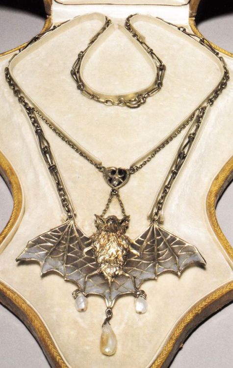 treasures-and-beauty - An Art Nouveau ‘Bat’ necklace,...