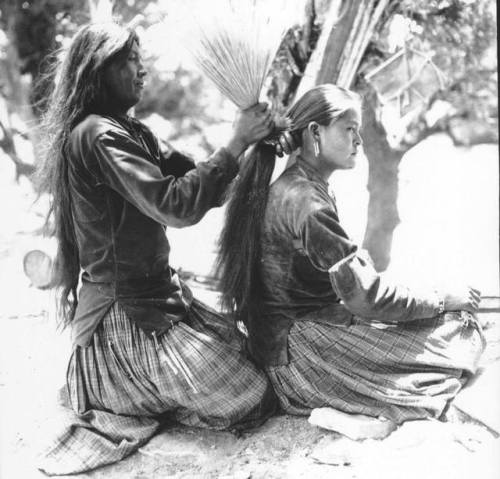 teconozcomascarita - Navajo mother tying her daughter’s hair...