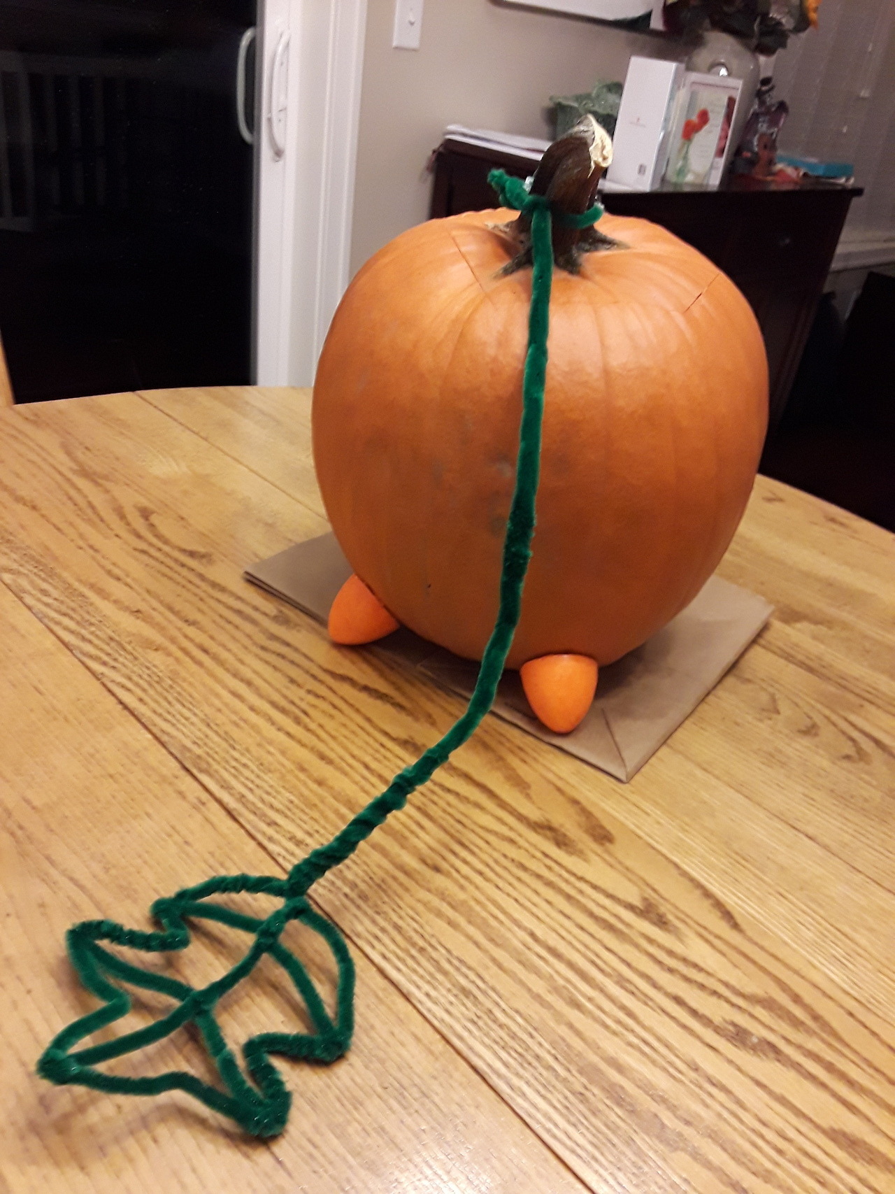 Happy Halloween! @screama-renren and I made Pumpkin the pumpkin dog from Steven Universe! The tail is made of pipe cleaners, and the feet are styrofoam painted orange. Hope this gets you in a spoopy...